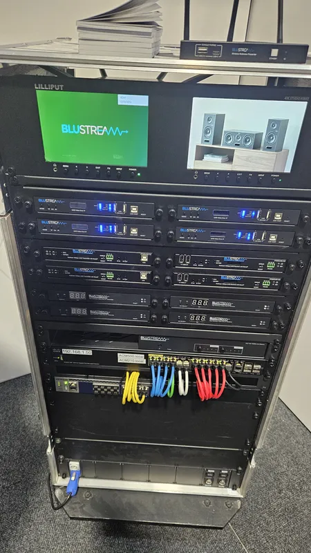 Mobiles Audio-Rack mit Funkmikrofon-Empfängern und Kontrollmonitor