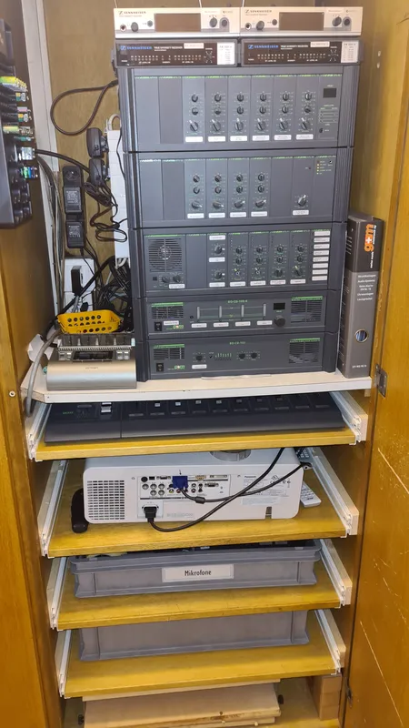 Technikschrank mit erneuerter Ton- und Medientechnik